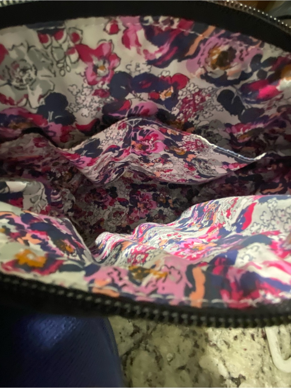 Vera Bradley Ultralight crossbody bucket bag - Picture 6 of 13
